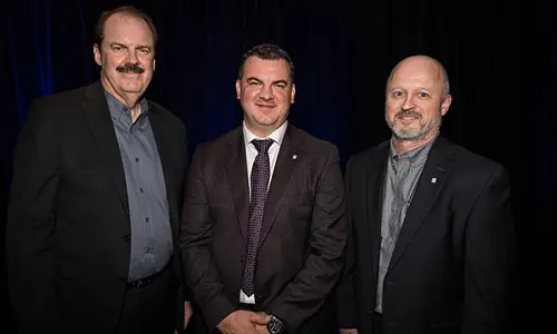 Dan Hogg, directeur financier, Steve Leal, PDG de Fix Auto World et Yves Roy, directeur général du réseau Fix Auto au Québec.